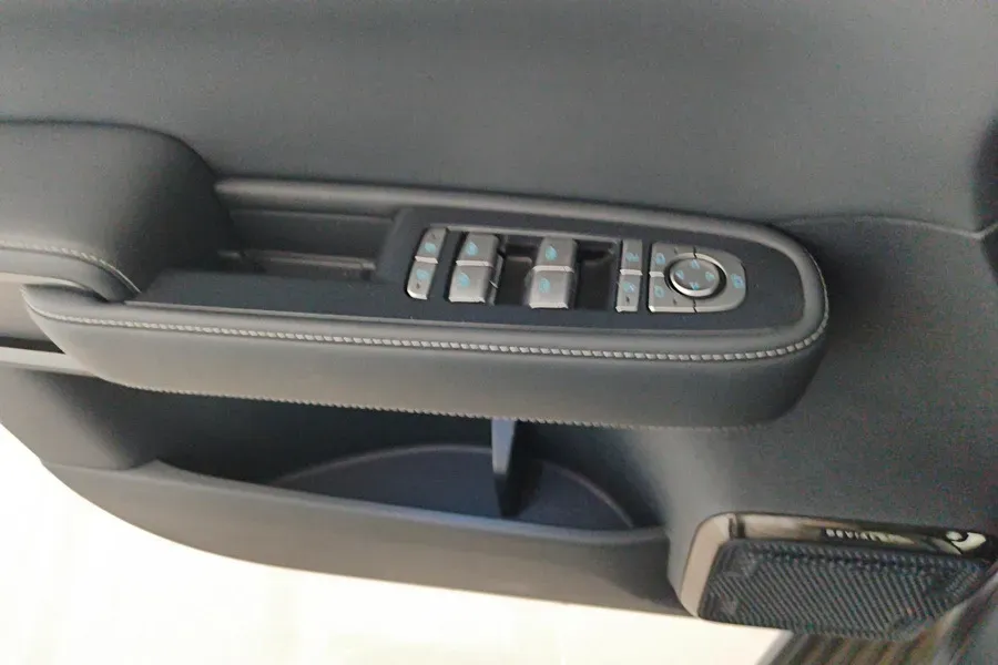 2025 FangChengBao Bao 5 1.5T 194HP L4 E-CVT PHEV 31.8KWH,autocango,china used car exporter,china ev exporter,chinese used car exporter,chinese used ev exporter