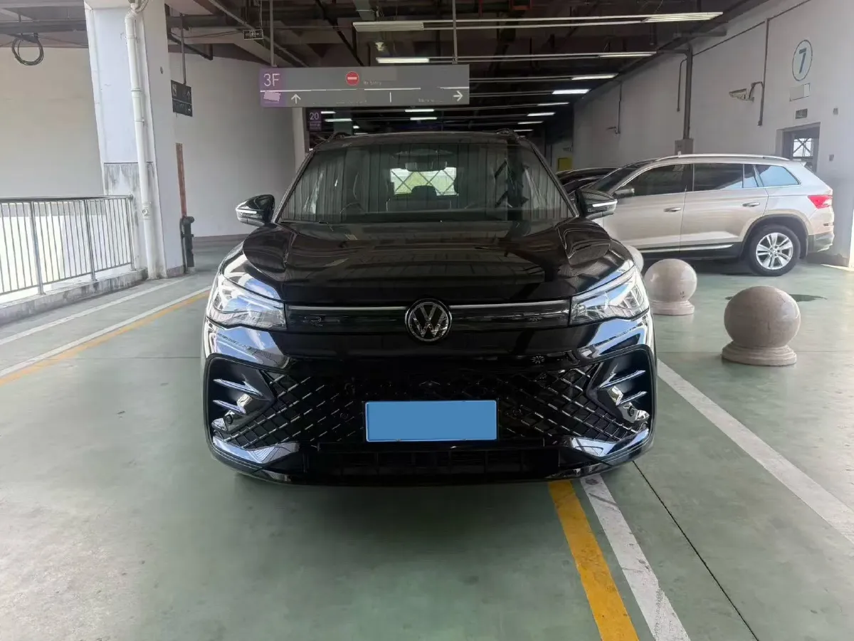 2024 Volkswagen Tiguan L 2.0T 186HP L4 7DCT,autocango,china used car exporter,china ev exporter,chinese used car exporter,chinese used ev exporter