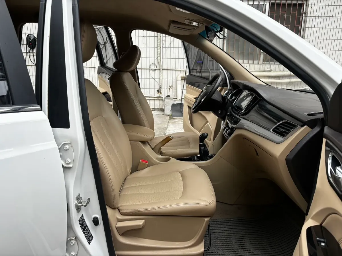 2016 BaoJun 730 1.5L 112HP L4 5MT,autocango,china used car exporter,china ev exporter,chinese used car exporter,chinese used ev exporter