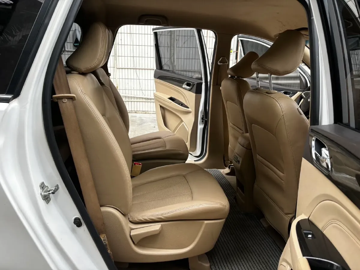 2016 BaoJun 730 1.5L 112HP L4 5MT,autocango,china used car exporter,china ev exporter,chinese used car exporter,chinese used ev exporter