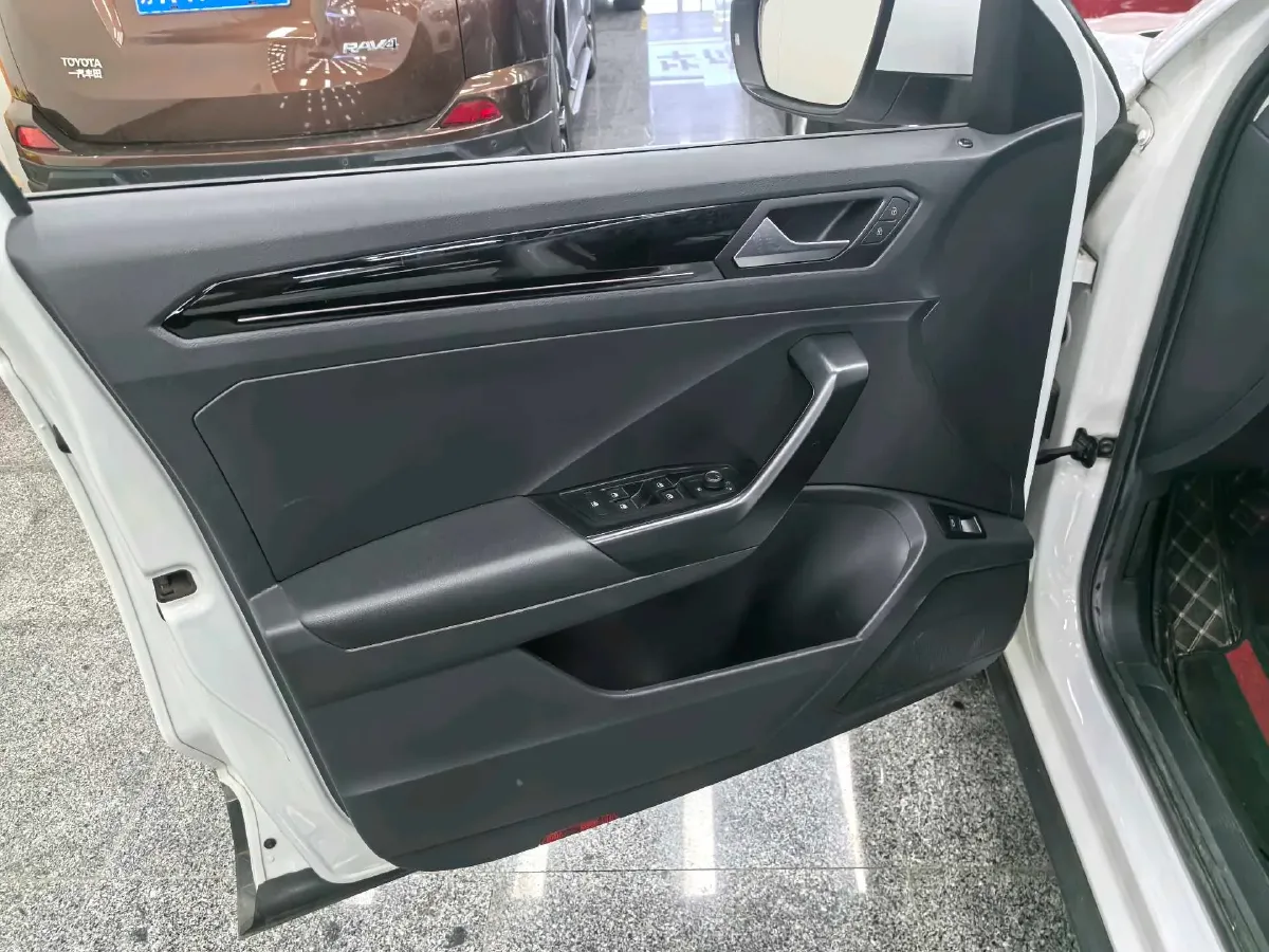 2021 Volkswagen T-Roc 1.4T 150HP L4 7DCT,autocango,china used car exporter,china ev exporter,chinese used car exporter,chinese used ev exporter