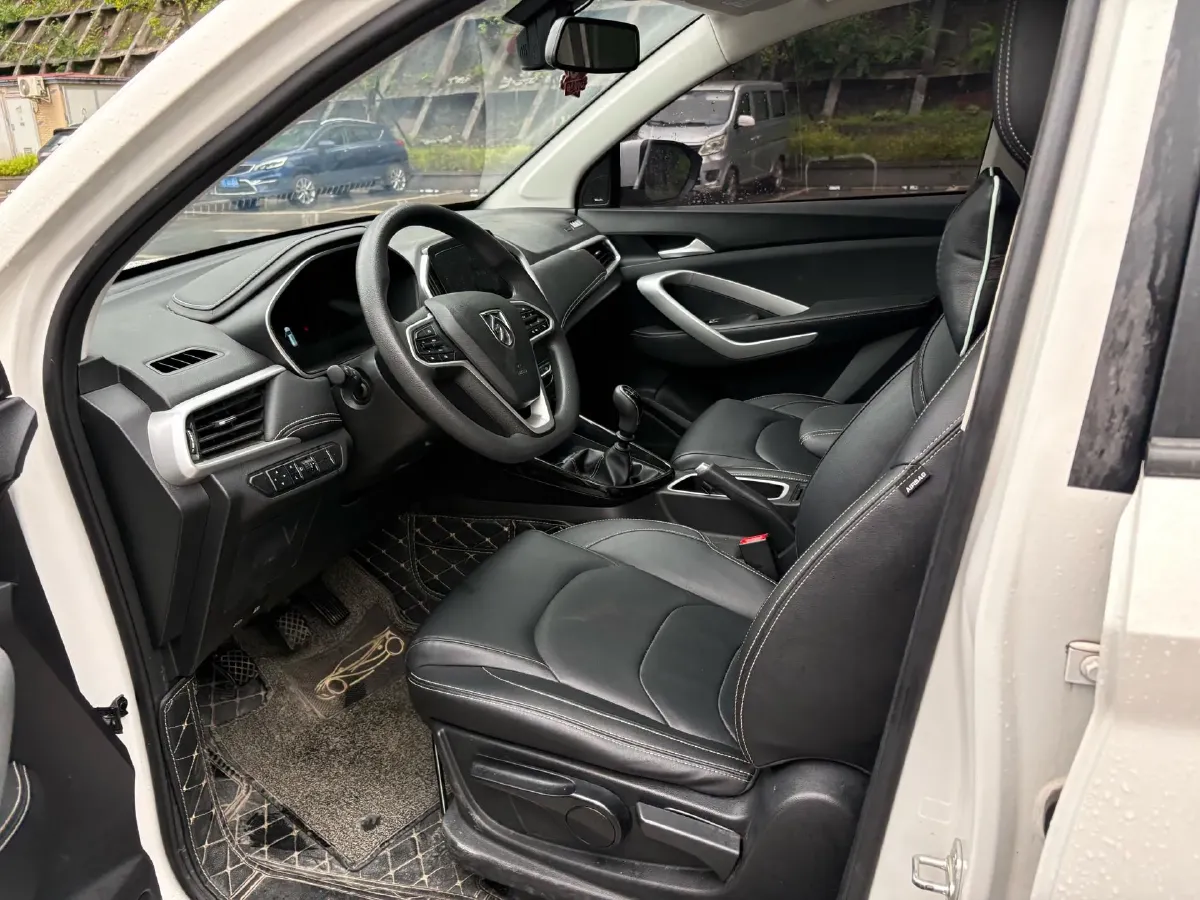 2020 BaoJun 530 1.5T 147HP L4 6MT,autocango,china used car exporter,china ev exporter,chinese used car exporter,chinese used ev exporter