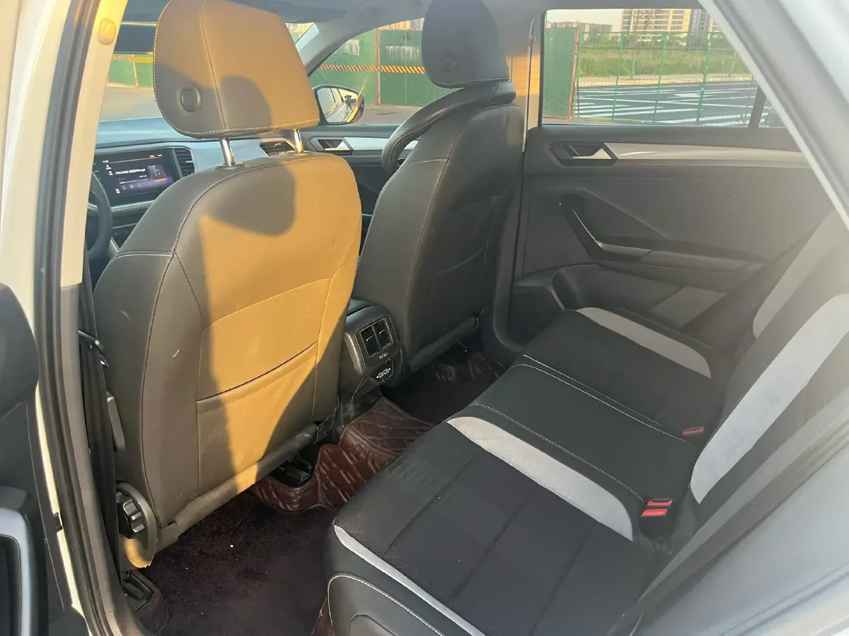 2021 Volkswagen T-Roc 1.4T 150HP L4 7DCT,autocango,china used car exporter,china ev exporter,chinese used car exporter,chinese used ev exporter