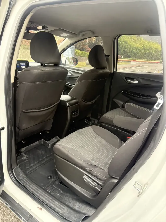 2019 BaoJun 730 1.5L 105HP L4 6MT,autocango,china used car exporter,china ev exporter,chinese used car exporter,chinese used ev exporter