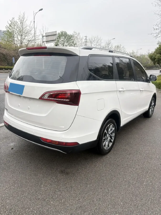 2019 BaoJun 730 1.5L 105HP L4 6MT,autocango,china used car exporter,china ev exporter,chinese used car exporter,chinese used ev exporter