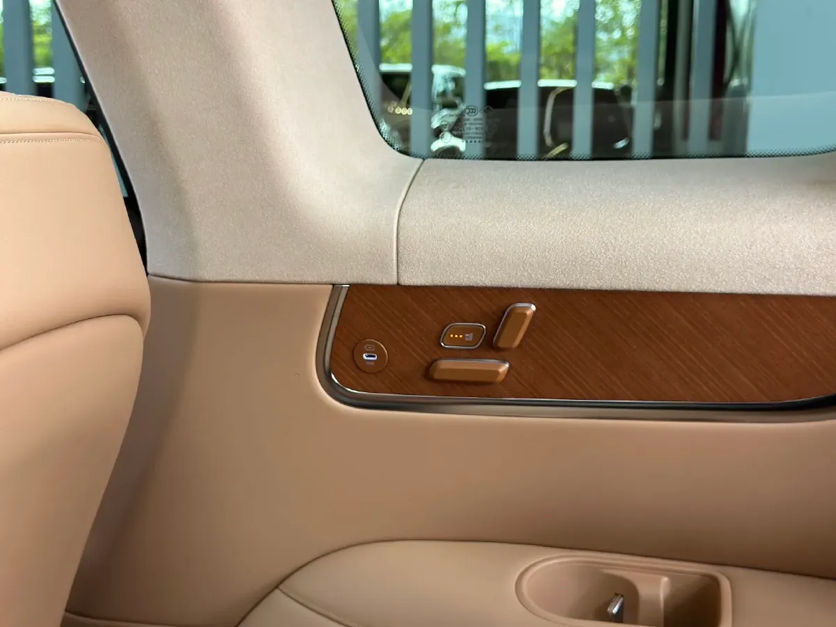2025 AITO AITO M9 REEV 160HP REEV 52KWH,autocango,china used car exporter,china ev exporter,chinese used car exporter,chinese used ev exporter