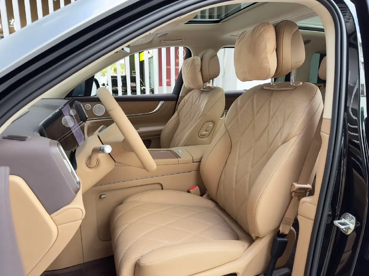 2025 AITO AITO M9 REEV 160HP REEV 52KWH,autocango,china used car exporter,china ev exporter,chinese used car exporter,chinese used ev exporter