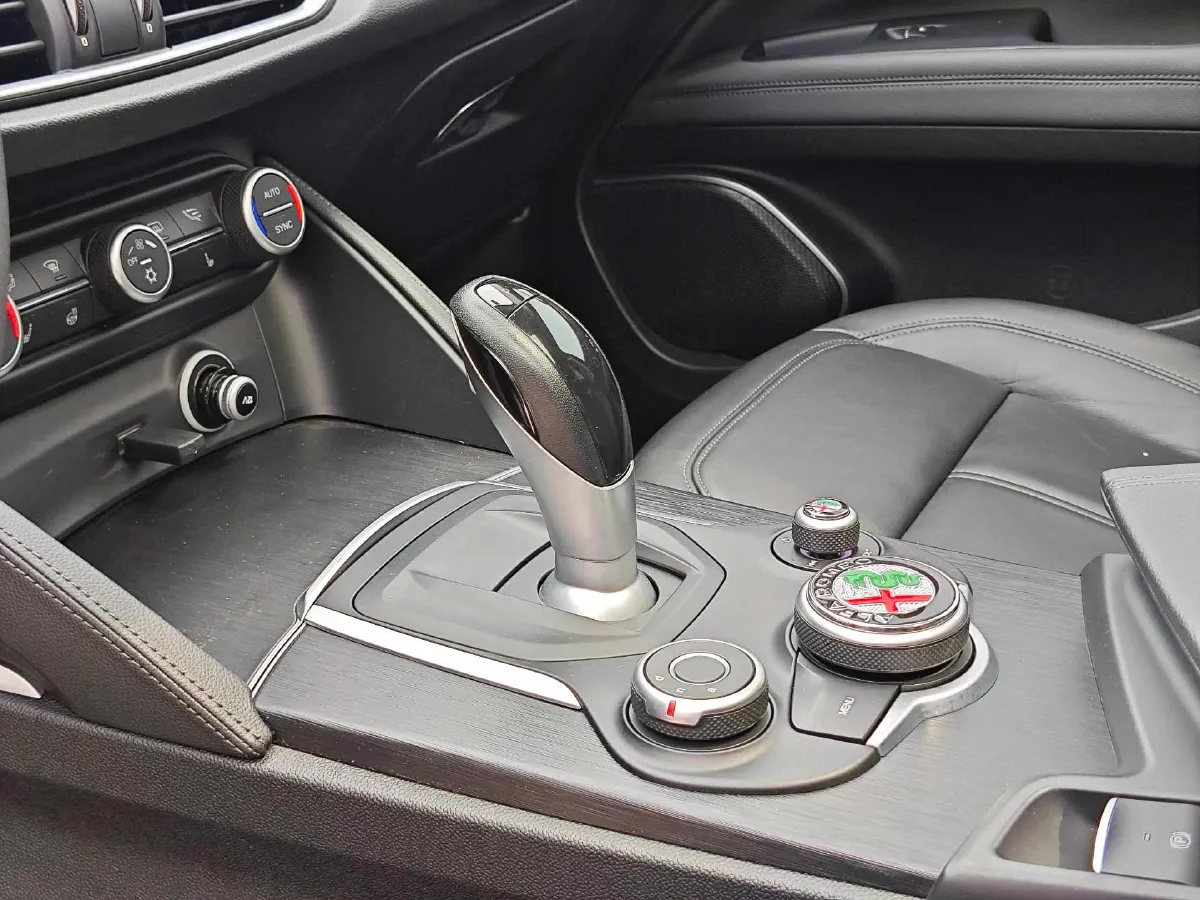 2017 Jaguar XE 2.0T 240HP L4 8AT,autocango,china used car exporter,china ev exporter,chinese used car exporter,chinese used ev exporter