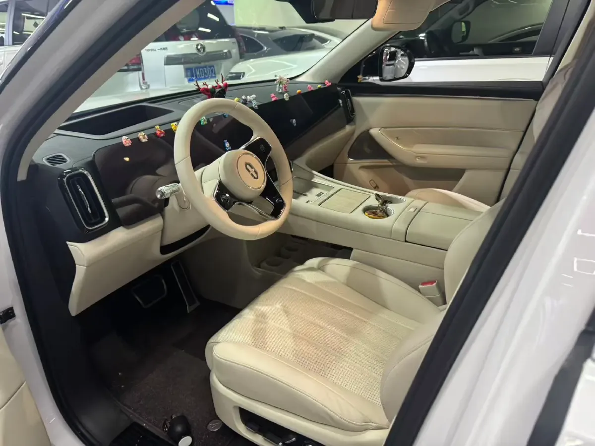2025 AITO AITO M8 REEV 160HP REEV 53.4KWH,autocango,china used car exporter,china ev exporter,chinese used car exporter,chinese used ev exporter