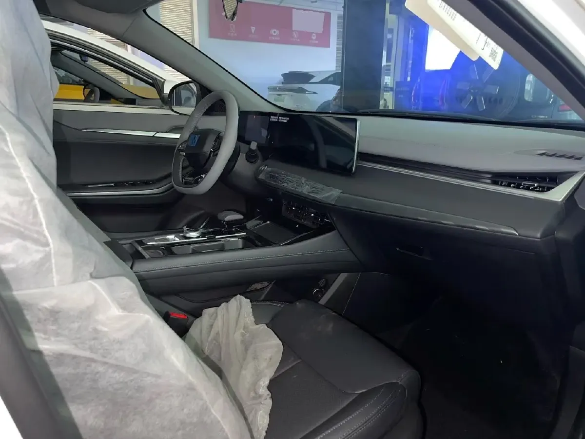 2023 ChangAn Raeton Plus 1.5T 188HP L4 7DCT,autocango,china used car exporter,china ev exporter,chinese used car exporter,chinese used ev exporter