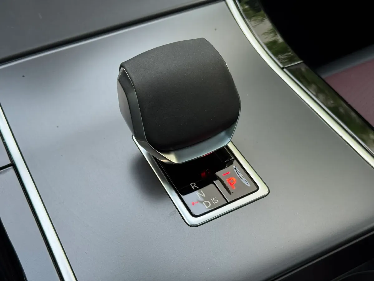 2025 Land Rover Range Rover Velar 2.0T 250HP L4 8AT,autocango,china used car exporter,china ev exporter,chinese used car exporter,chinese used ev exporter