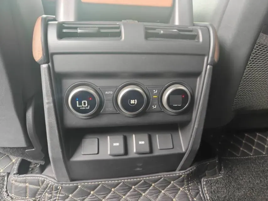 2024 Land Rover Defender 3.0T 400HP L6 8AT,autocango,china used car exporter,china ev exporter,chinese used car exporter,chinese used ev exporter