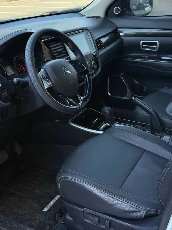 2018 Mitsubishi Outlander 2.0L 166HP L4 CVT,autocango,china used car exporter,china ev exporter,chinese used car exporter,chinese used ev exporter