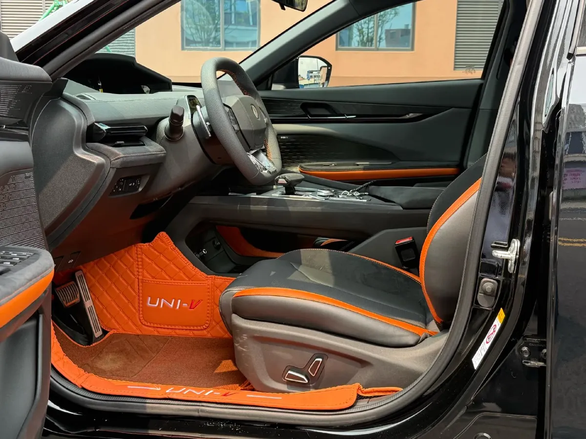 2022 ChangAn UNI-V 2.0T 233HP L4 8AT,autocango,china used car exporter,china ev exporter,chinese used car exporter,chinese used ev exporter
