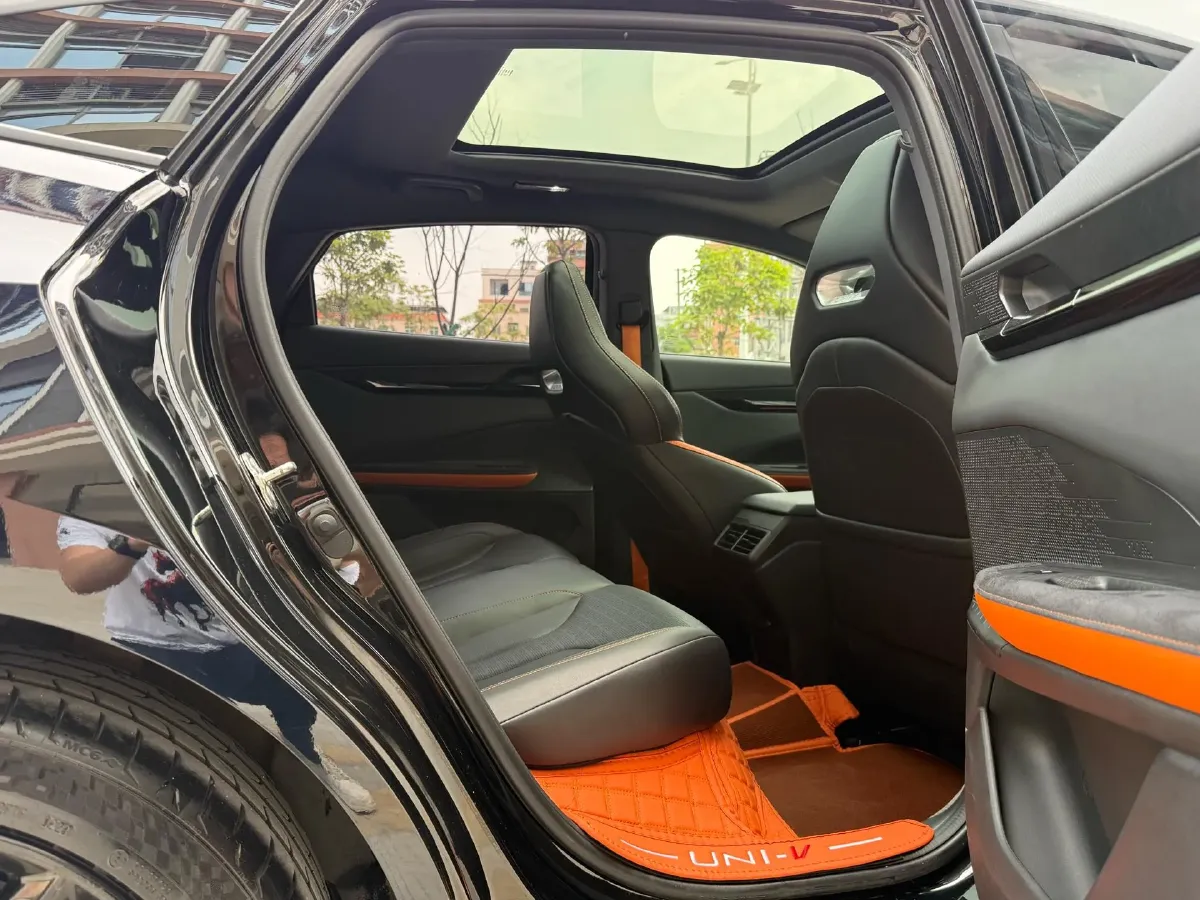 2022 ChangAn UNI-V 2.0T 233HP L4 8AT,autocango,china used car exporter,china ev exporter,chinese used car exporter,chinese used ev exporter