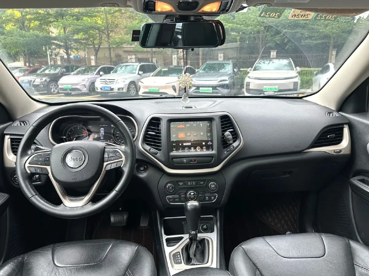 2017 Jeep Cherokee 2.0L 155HP L4 9AT,autocango,china used car exporter,china ev exporter,chinese used car exporter,chinese used ev exporter