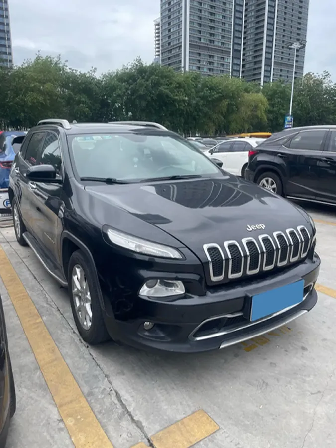 2017 Jeep Cherokee 2.0L 155HP L4 9AT,autocango,china used car exporter,china ev exporter,chinese used car exporter,chinese used ev exporter