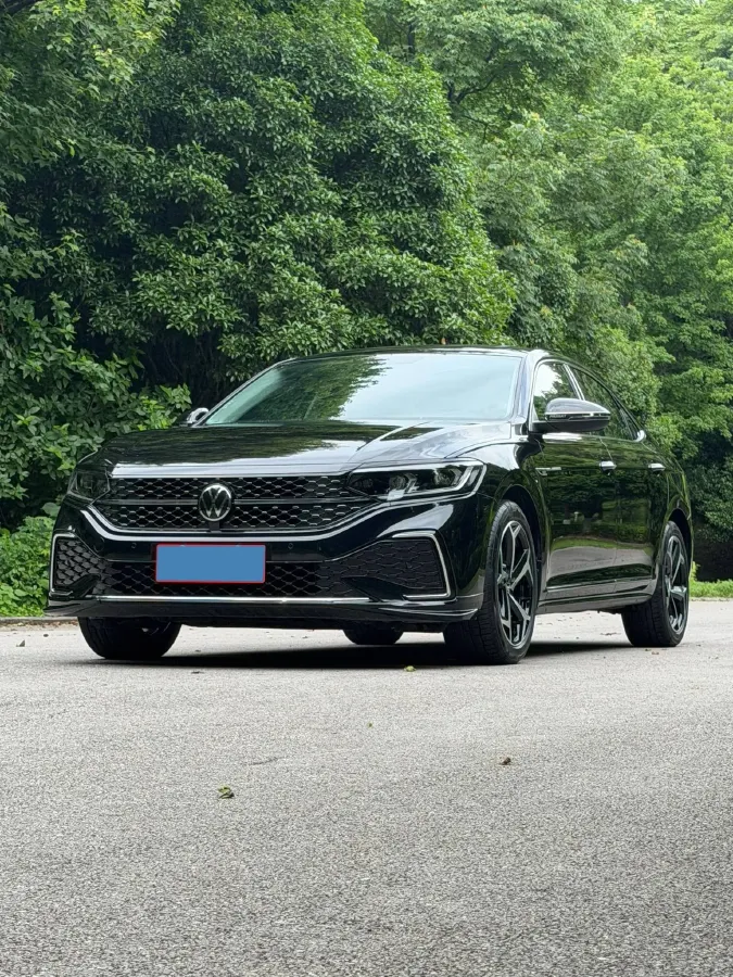 2025 Volkswagen Passat 2.0T 220HP L4 7DCT,autocango,china used car exporter,china ev exporter,chinese used car exporter,chinese used ev exporter