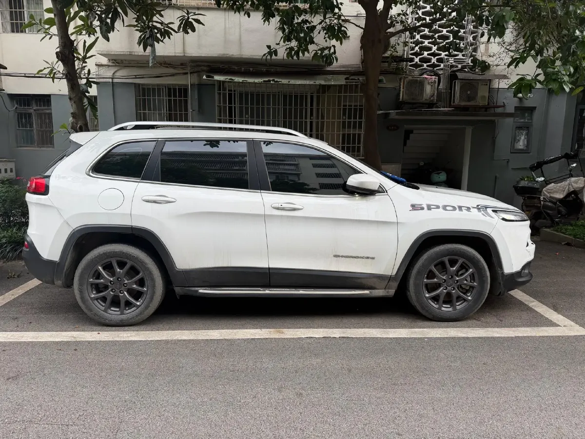 2020 Jeep Cherokee 2.0L 148HP L4 9AT,autocango,china used car exporter,china ev exporter,chinese used car exporter,chinese used ev exporter