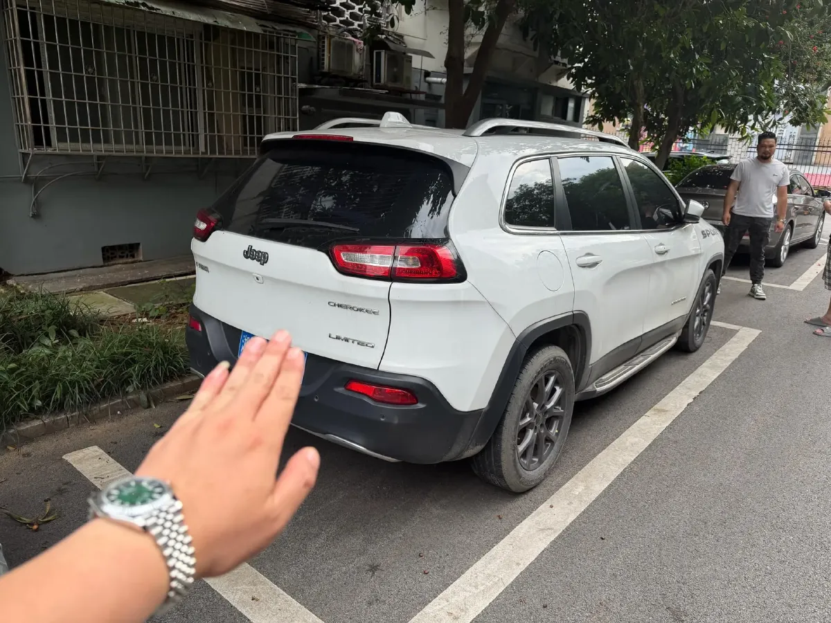 2020 Jeep Cherokee 2.0L 148HP L4 9AT,autocango,china used car exporter,china ev exporter,chinese used car exporter,chinese used ev exporter