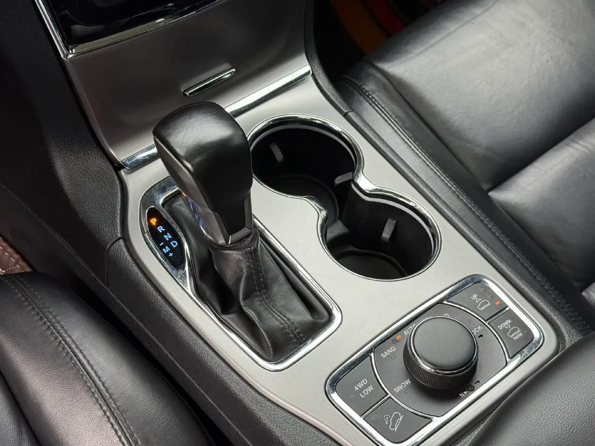 2020 Jeep Grand Cherokee 3.0L 234HP V6 8AT,autocango,china used car exporter,china ev exporter,chinese used car exporter,chinese used ev exporter