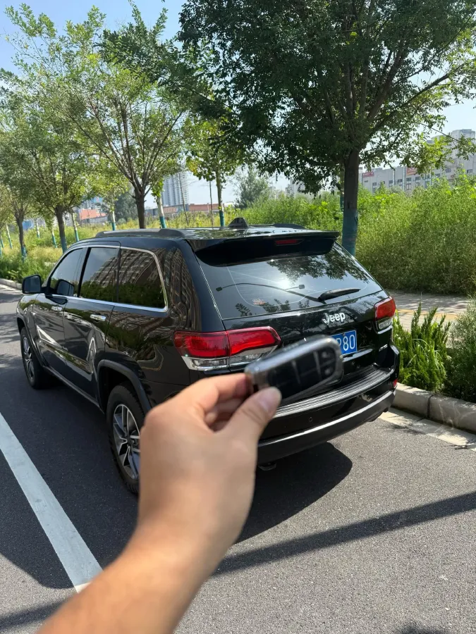 2020 Jeep Grand Cherokee 3.0L 234HP V6 8AT,autocango,china used car exporter,china ev exporter,chinese used car exporter,chinese used ev exporter