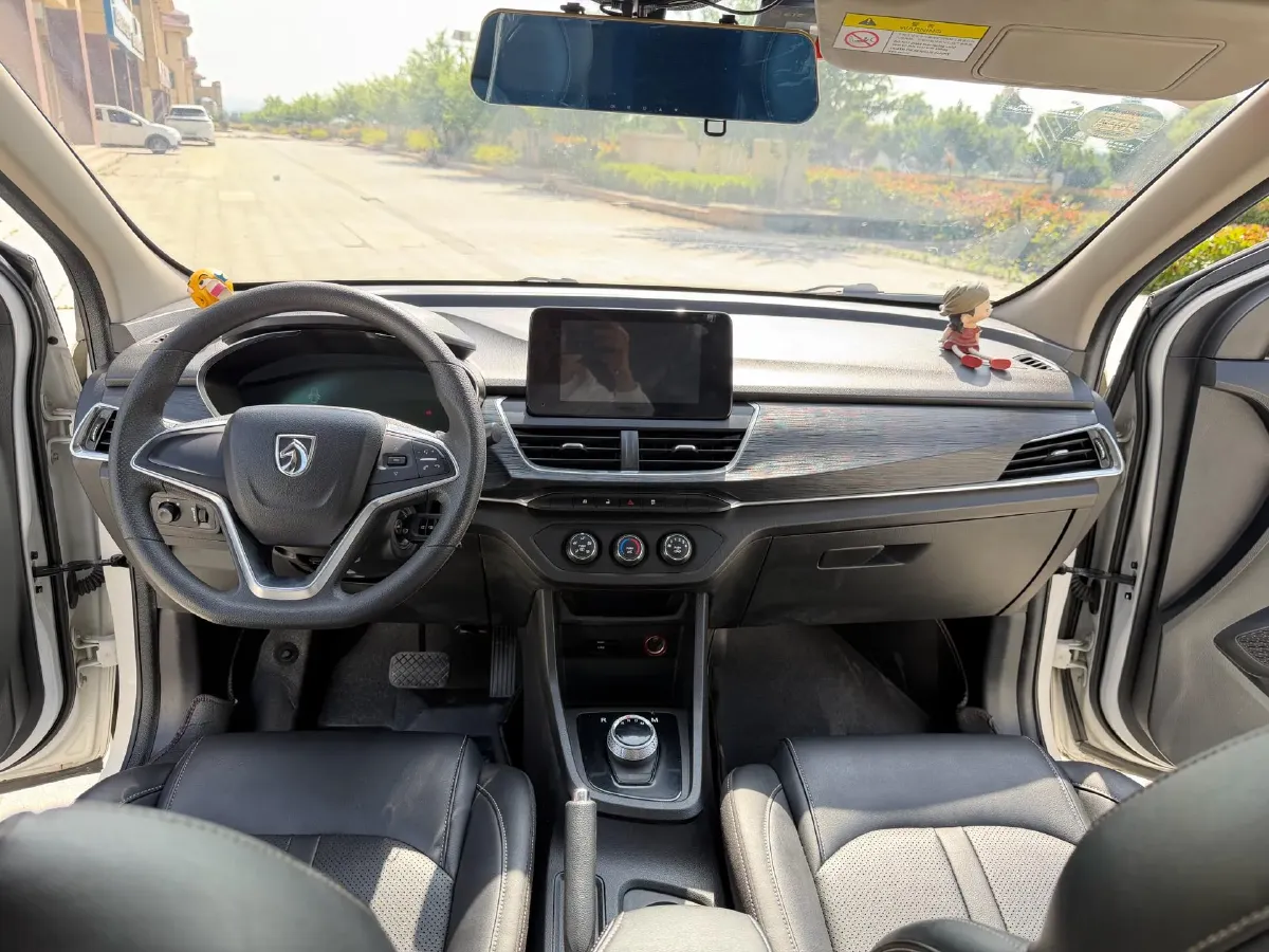 2018 BaoJun 530 1.5T 150HP L4 6MT,autocango,china used car exporter,china ev exporter,chinese used car exporter,chinese used ev exporter