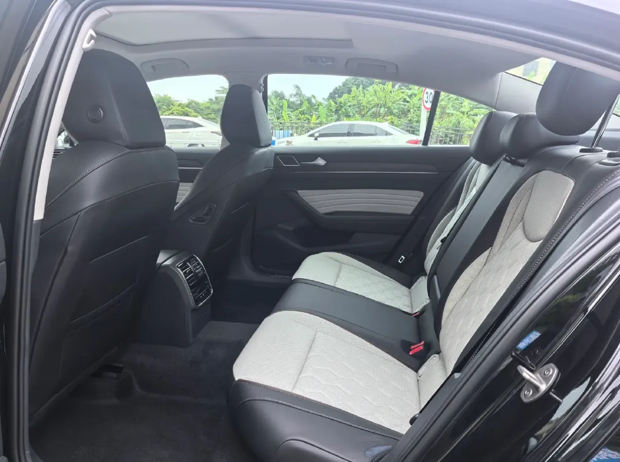 2025 Volkswagen Magotan 2.0T 186HP L4 7DCT,autocango,china used car exporter,china ev exporter,chinese used car exporter,chinese used ev exporter