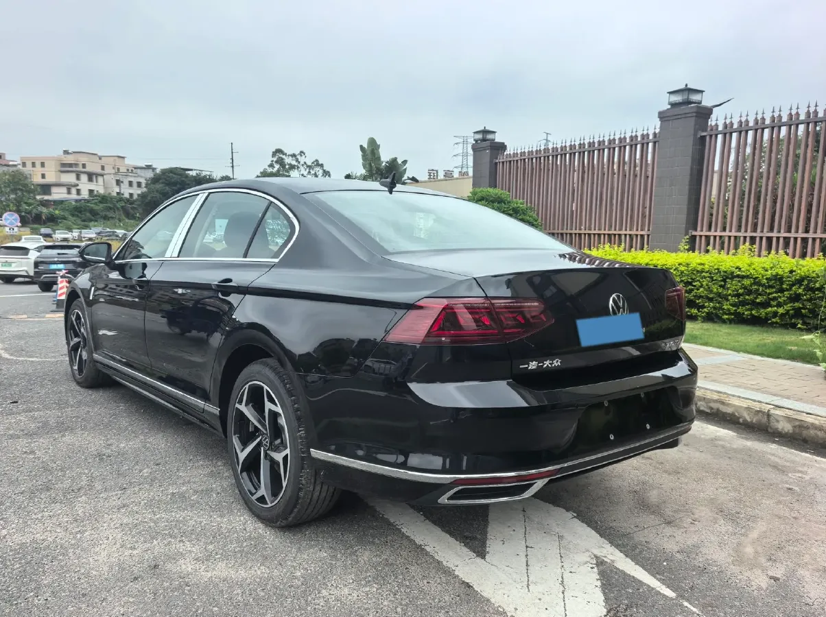 2025 Volkswagen Magotan 2.0T 186HP L4 7DCT,autocango,china used car exporter,china ev exporter,chinese used car exporter,chinese used ev exporter