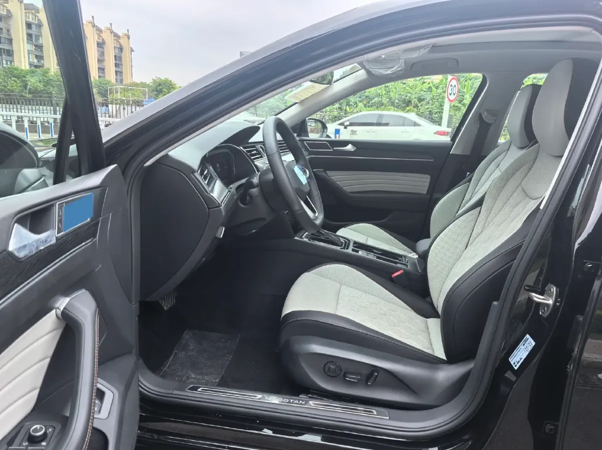 2025 Volkswagen Magotan 2.0T 186HP L4 7DCT,autocango,china used car exporter,china ev exporter,chinese used car exporter,chinese used ev exporter
