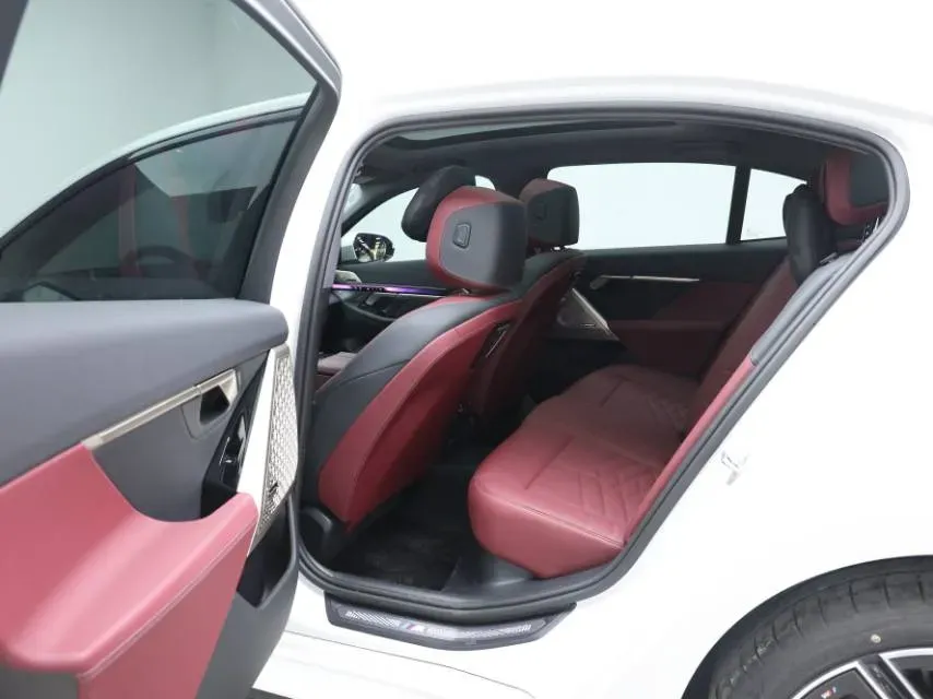 2025 BMW 5 Series 2.0T 258HP L4 8AT,autocango,china used car exporter,china ev exporter,chinese used car exporter,chinese used ev exporter