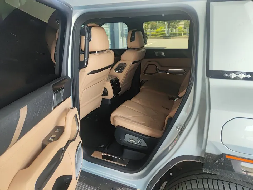 2025 FangChengBao Bao 8 2.0T 245HP L4 E-CVT PHEV 36.8KWH,autocango,china used car exporter,china ev exporter,chinese used car exporter,chinese used ev exporter