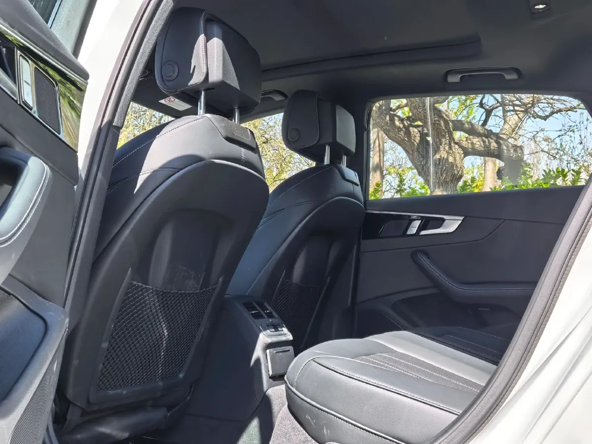 2025 Audi A4L 2.0T 190HP L4 7DCT,autocango,china used car exporter,china ev exporter,chinese used car exporter,chinese used ev exporter