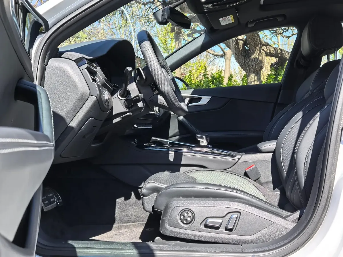 2025 Audi A4L 2.0T 190HP L4 7DCT,autocango,china used car exporter,china ev exporter,chinese used car exporter,chinese used ev exporter