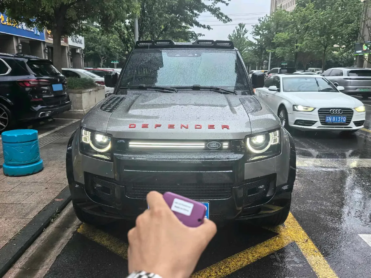 2025 Land Rover Defender 3.0T 400HP L6 8AT,autocango,china used car exporter,china ev exporter,chinese used car exporter,chinese used ev exporter
