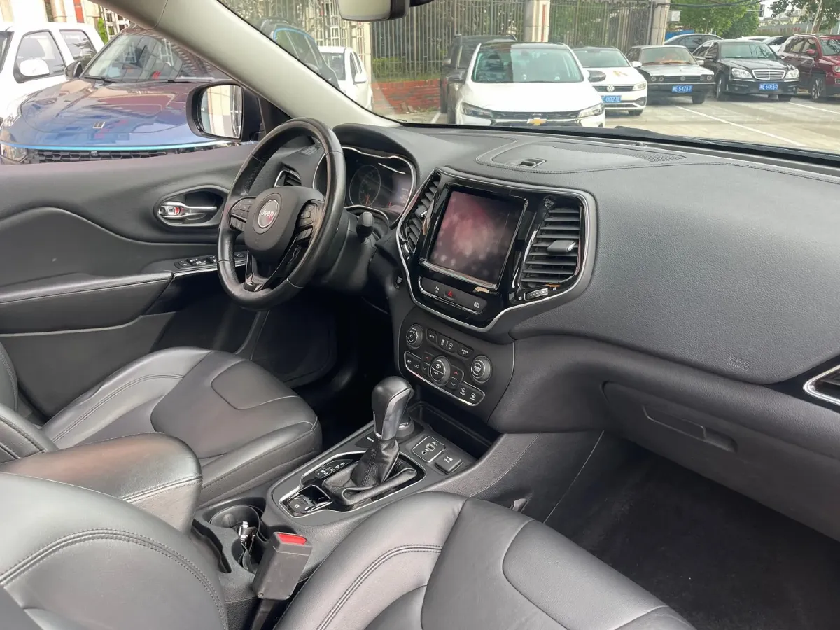 2020 Jeep Cherokee 2.0T 265HP L4 9AT,autocango,china used car exporter,china ev exporter,chinese used car exporter,chinese used ev exporter