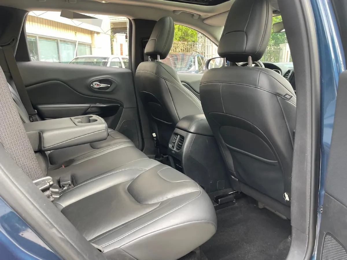 2020 Jeep Cherokee 2.0T 265HP L4 9AT,autocango,china used car exporter,china ev exporter,chinese used car exporter,chinese used ev exporter