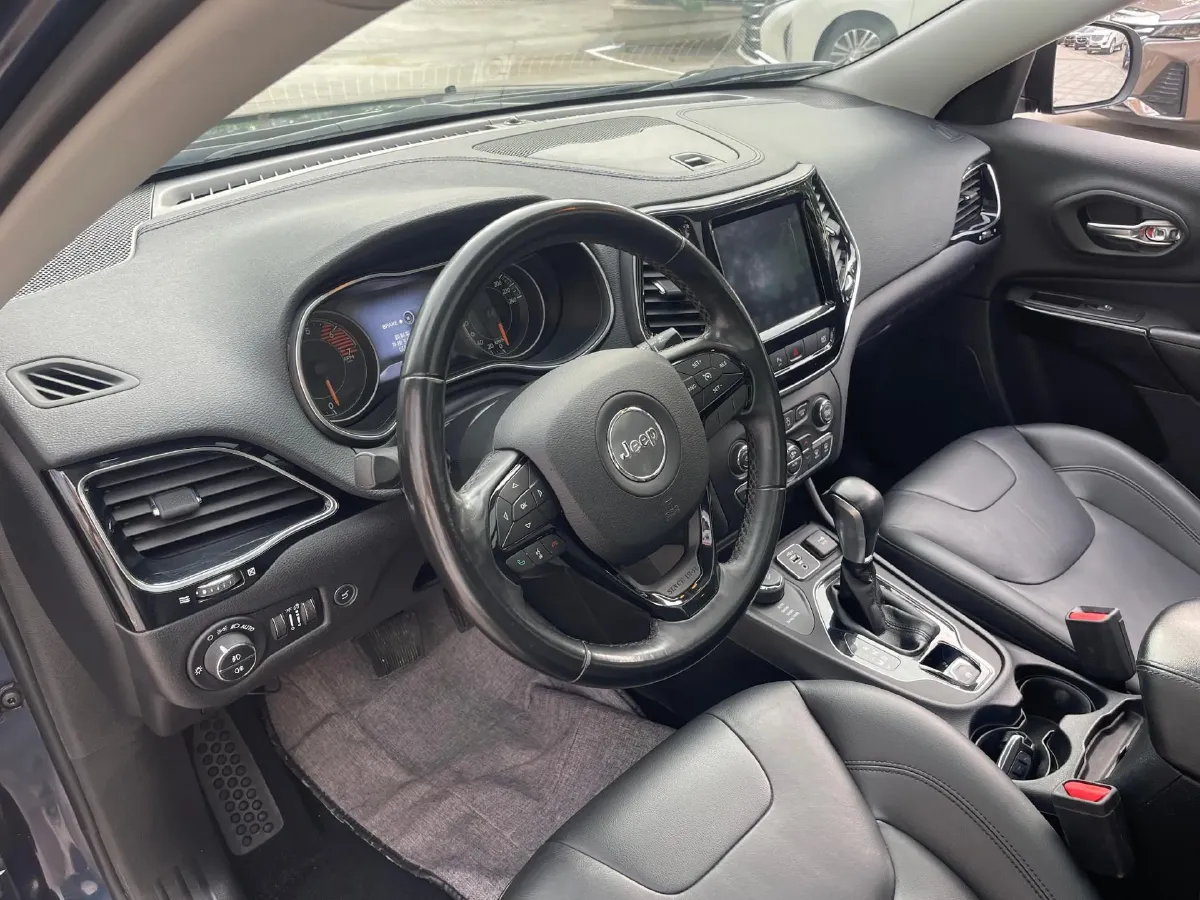 2020 Jeep Cherokee 2.0T 265HP L4 9AT,autocango,china used car exporter,china ev exporter,chinese used car exporter,chinese used ev exporter