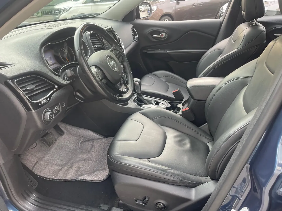 2020 Jeep Cherokee 2.0T 265HP L4 9AT,autocango,china used car exporter,china ev exporter,chinese used car exporter,chinese used ev exporter
