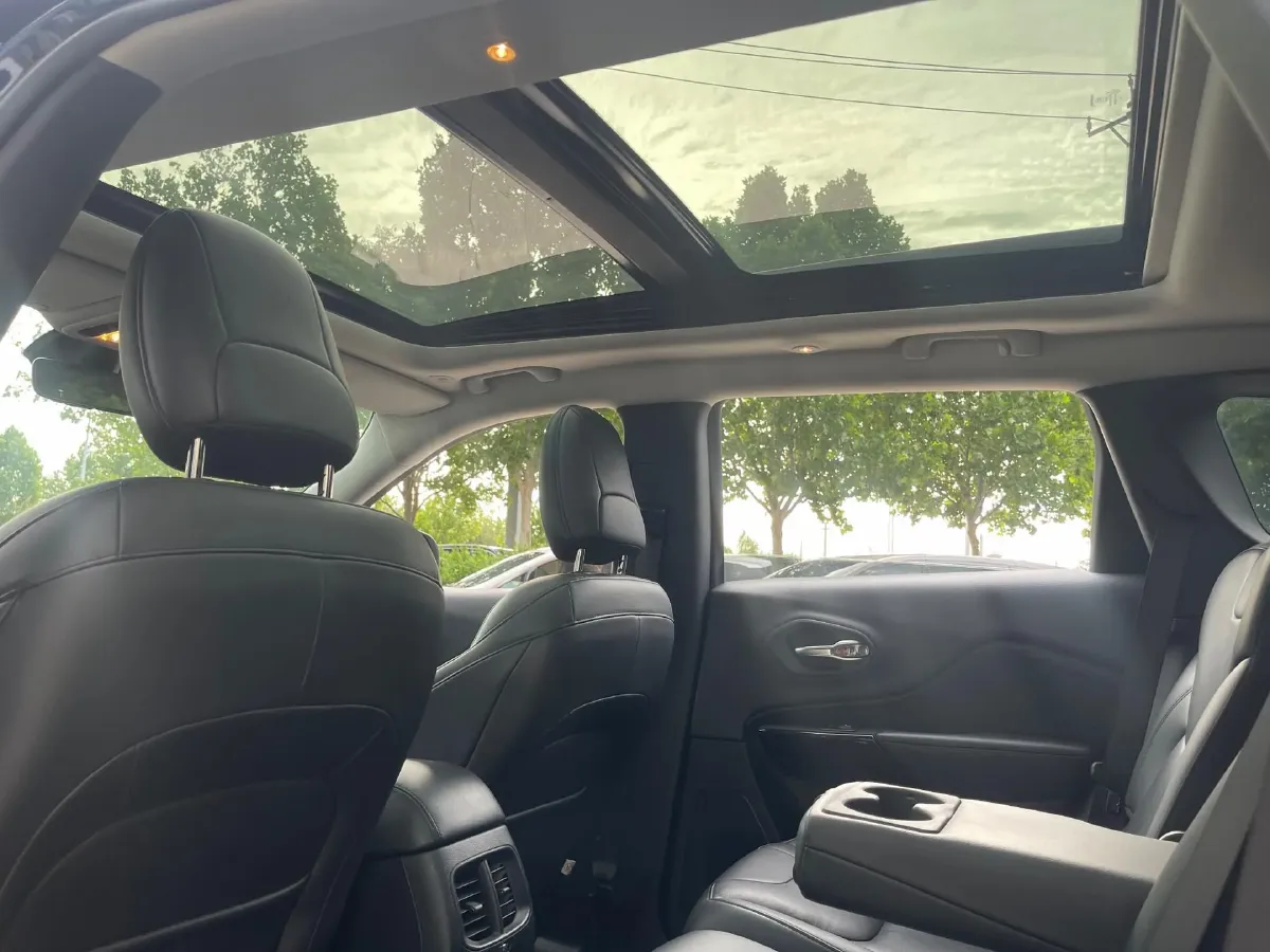 2020 Jeep Cherokee 2.0T 265HP L4 9AT,autocango,china used car exporter,china ev exporter,chinese used car exporter,chinese used ev exporter