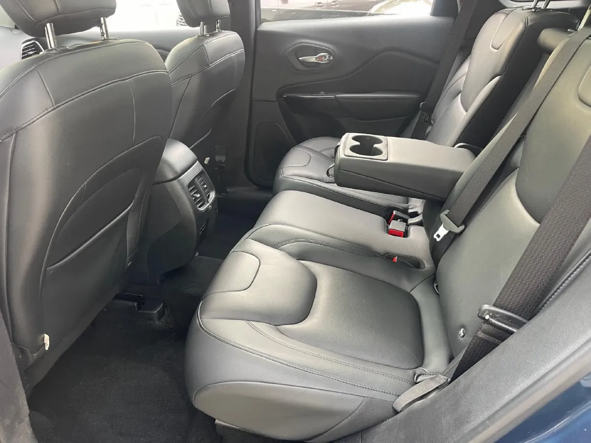 2020 Jeep Cherokee 2.0T 265HP L4 9AT,autocango,china used car exporter,china ev exporter,chinese used car exporter,chinese used ev exporter