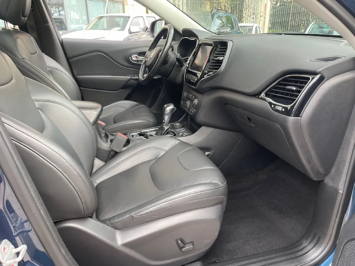 2020 Jeep Cherokee 2.0T 265HP L4 9AT,autocango,china used car exporter,china ev exporter,chinese used car exporter,chinese used ev exporter