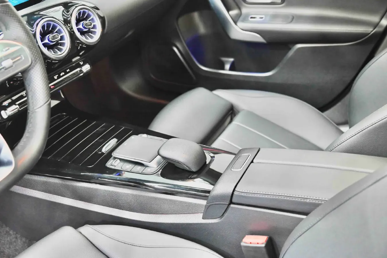 2022 Mercedes-Benz A Class 1.3T 163HP L4 7DCT,autocango,china used car exporter,china ev exporter,chinese used car exporter,chinese used ev exporter