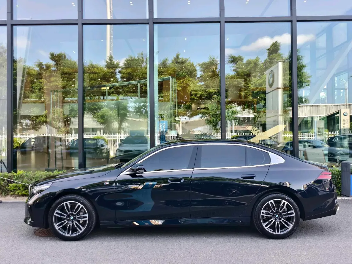 2025 BMW 5 Series 2.0T 258HP L4 8AT,autocango,china used car exporter,china ev exporter,chinese used car exporter,chinese used ev exporter