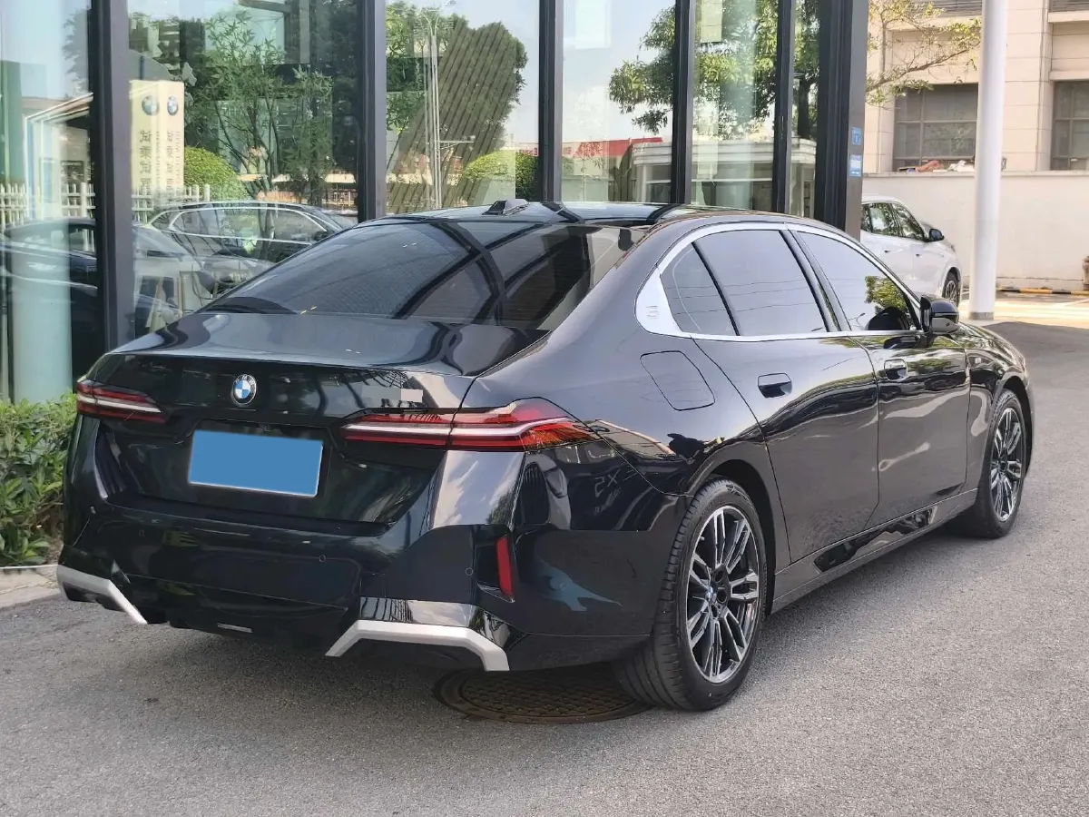 2025 BMW 5 Series 2.0T 258HP L4 8AT,autocango,china used car exporter,china ev exporter,chinese used car exporter,chinese used ev exporter
