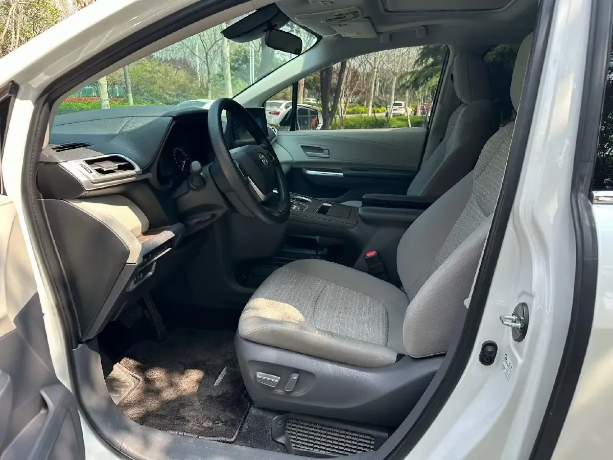 2024 Toyota Sienna 2.5L 189HP L4 E-CVT Hybrid,autocango,china used car exporter,china ev exporter,chinese used car exporter,chinese used ev exporter