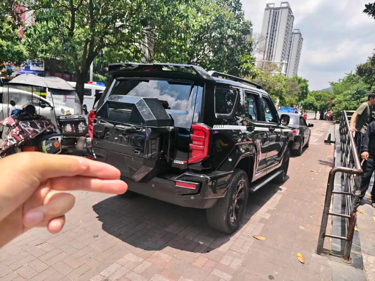 2024 Tank 400 2.0T 252HP L4 9AT PHEV 36.7/37.1KWH,autocango,china used car exporter,china ev exporter,chinese used car exporter,chinese used ev exporter