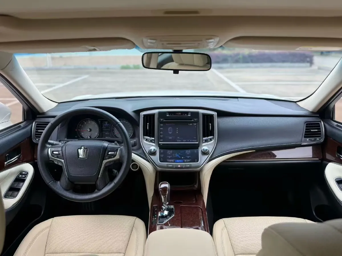 2017 Toyota Crown 2.0T 235HP L4 8AT,autocango,china used car exporter,china ev exporter,chinese used car exporter,chinese used ev exporter