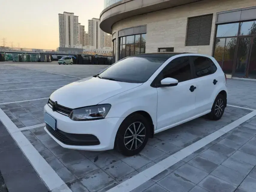 2016 Volkswagen Polo 1.4L 90HP L4 6AT