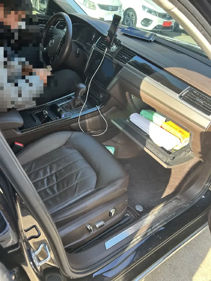 2021 Volkswagen Phideon 2.0T 224HP L4 7DCT,autocango,china used car exporter,china ev exporter,chinese used car exporter,chinese used ev exporter